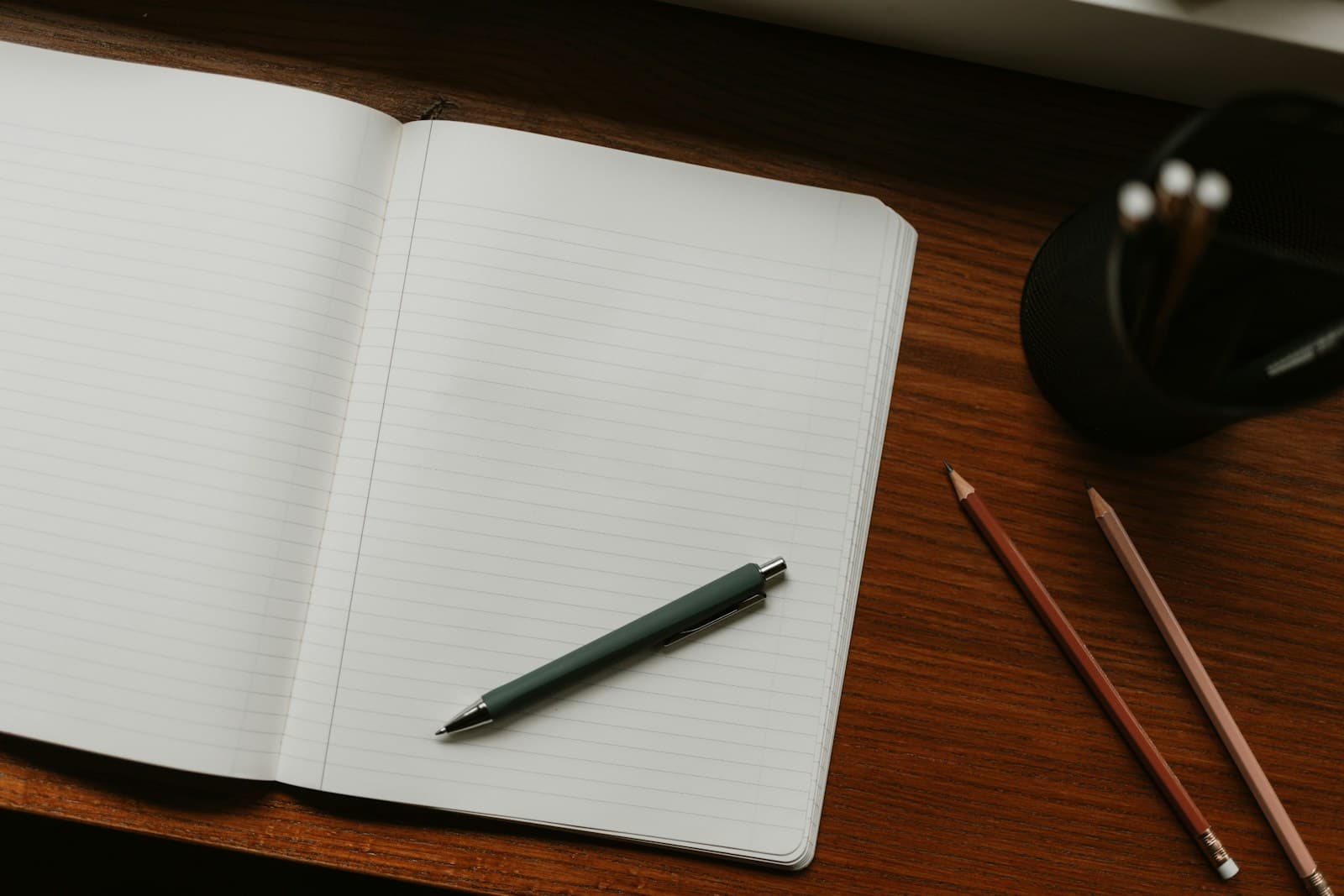 日々の気づきを書き留めるノートと筆記具